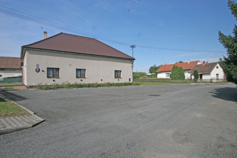 ملف:Urbanice obecní úřad1.JPG