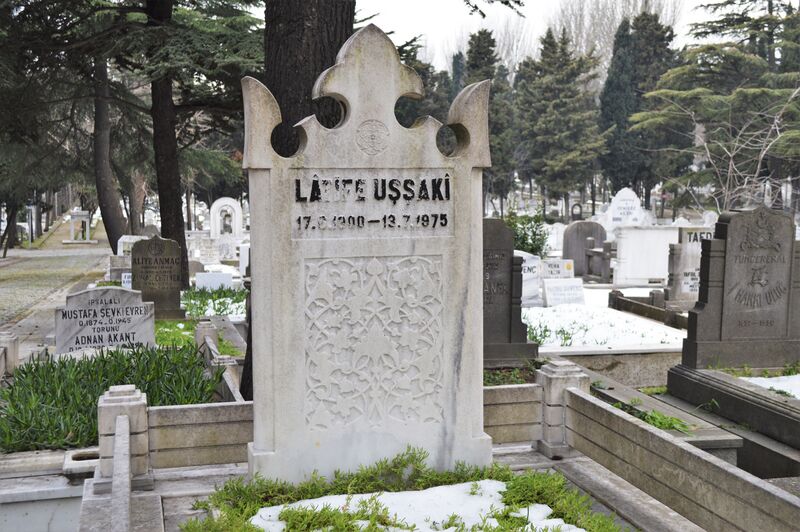 ملف:Gravestone of Latife Uşşakî.jpg