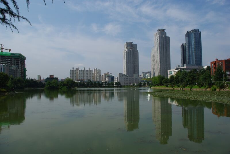 ملف:Konkukuniversitylake.JPG