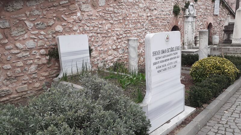 ملف:Ertuğrul Osman grave1.jpg