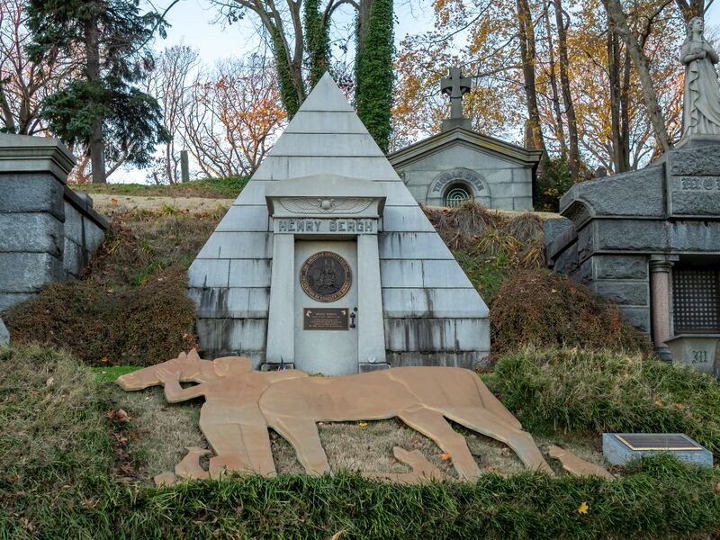 ملف:Henry Bergh mausoleum (33819).jpg