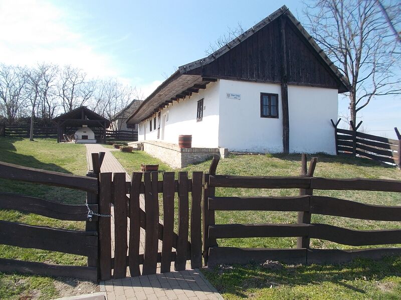 ملف:Tájház, 2019 Kisbér.jpg