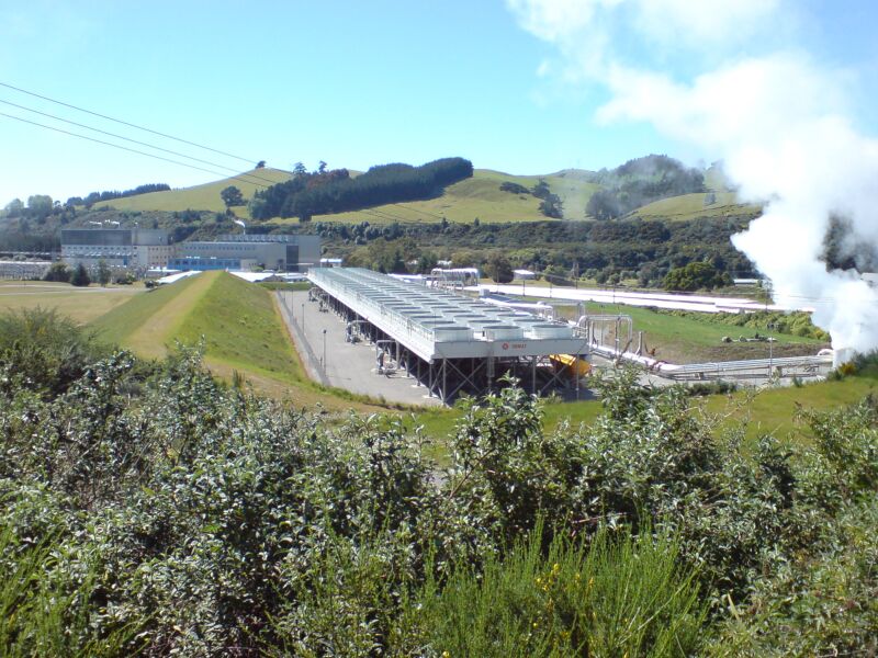 ملف:Wairakei Geothermal Power Plant.jpg