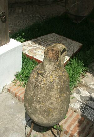 Ánfora romana en el Museo Arqueológico de Tetuán.jpg