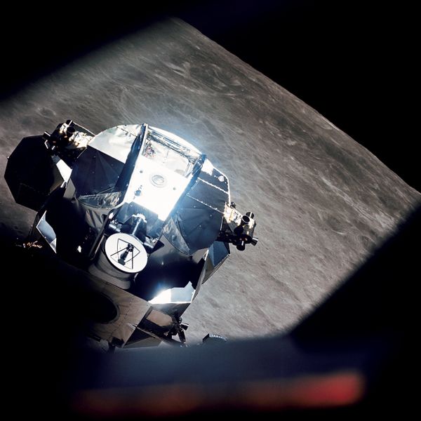 ملف:Apollo 10 Lunar Module Rendezvous.jpg