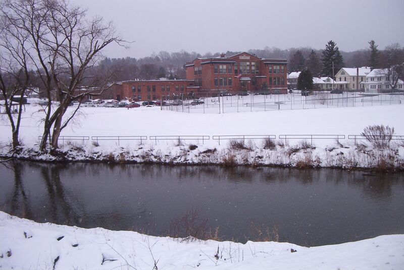 ملف:CamillusUnionFreeSchool beyond NineMileCreek 2007dec14.jpg