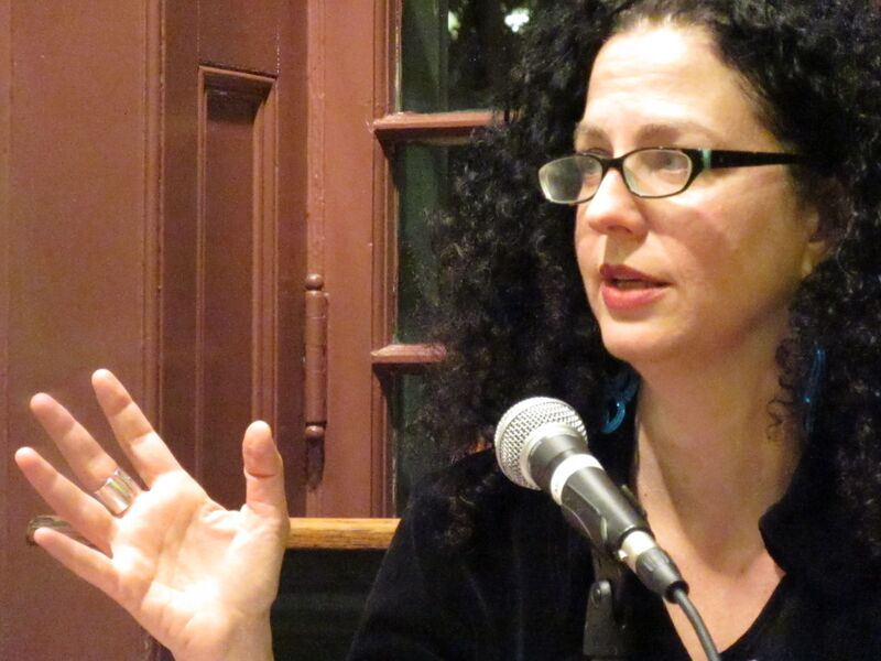 ملف:Emily Nussbaum 2.04.15 (16444645311).jpg