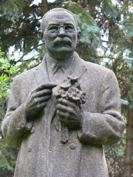 ملف:Frantisek Polivka statue detail.jpg