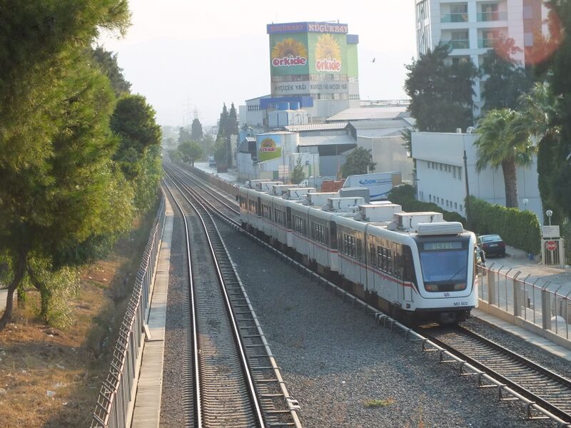 ملف:Izmir Metro at Bölge.jpg