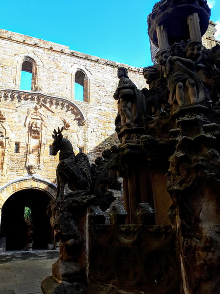 ملف:Linlithgow Palace Fountain.png