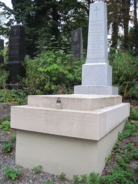 ملف:Mieczyslaw Potocki's tomb.JPG