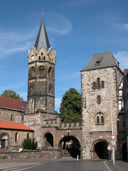 ملف:Nikolaikirche and Nikoliator.jpg