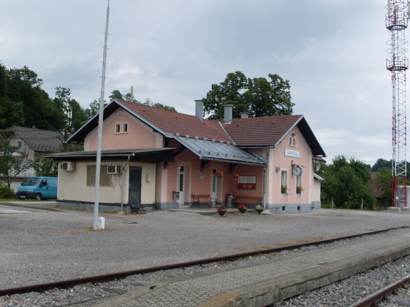ملف:Skofljica-train station.jpg