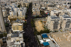 حشود متوجهة لحضور جنازة حاييم كانيفسكي، 20 مارس 2022.PNG