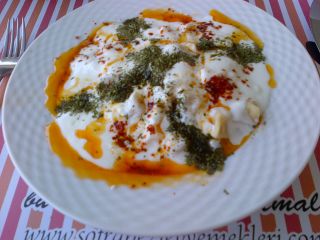 Turkish mantı with melted butter, garlic-yogurt sauce and Aleppo pepper