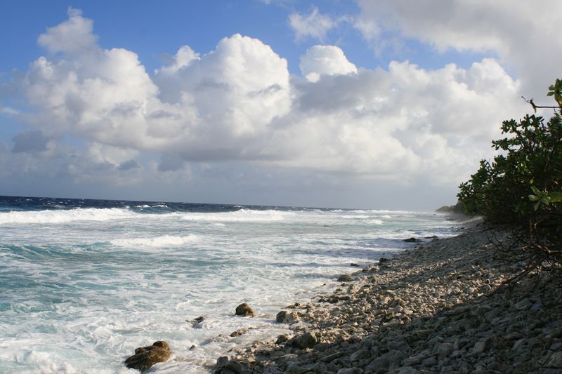 ملف:Ocean side Funafuti.jpg