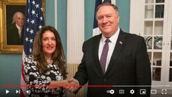 وزير الخارجية مايك پومپيو مع مديرة مكتب إيران في مجلس الأمن القومي الأمريكي، هيرو مصطفى.