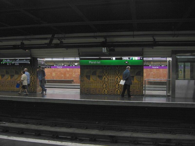 ملف:Barcelona Metro - Parallel.jpg