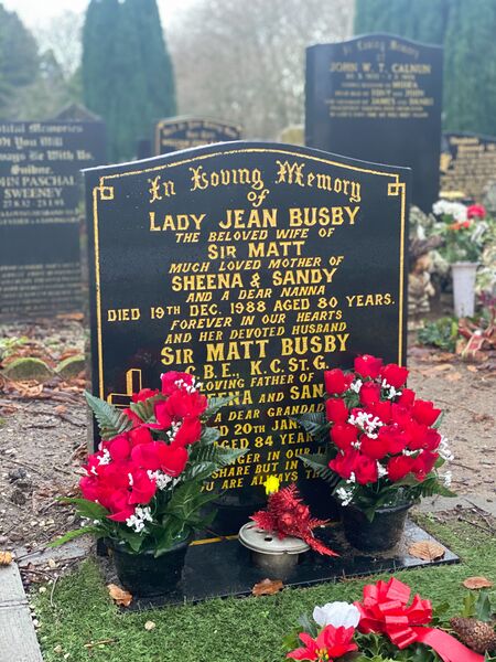 ملف:Sir Matt Busby grave.jpeg