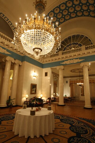 ملف:Spaso House Chandelier Room.JPG