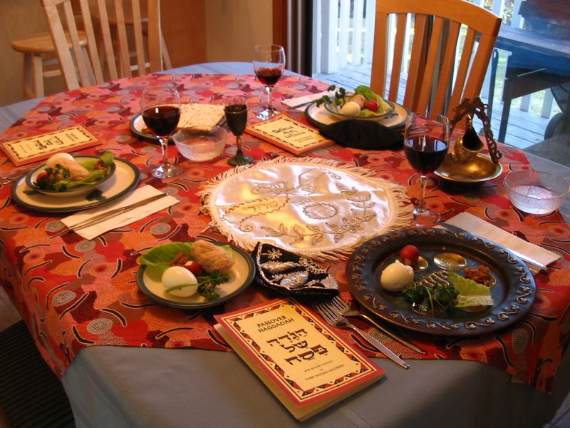 ملف:A Seder table setting.jpg