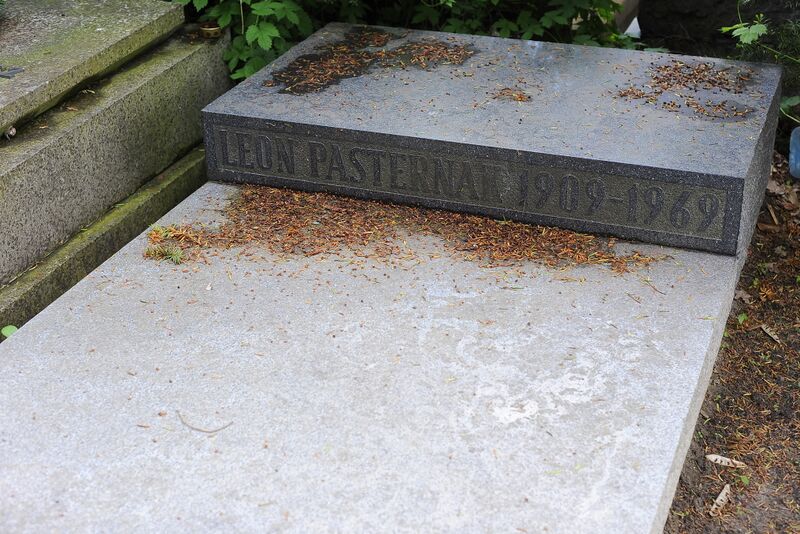 ملف:Leon Pasternak grave.jpg