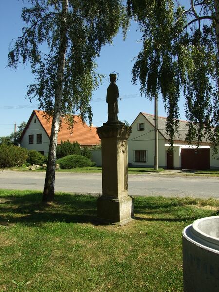 ملف:Mšecké Žehrovice, socha.JPG