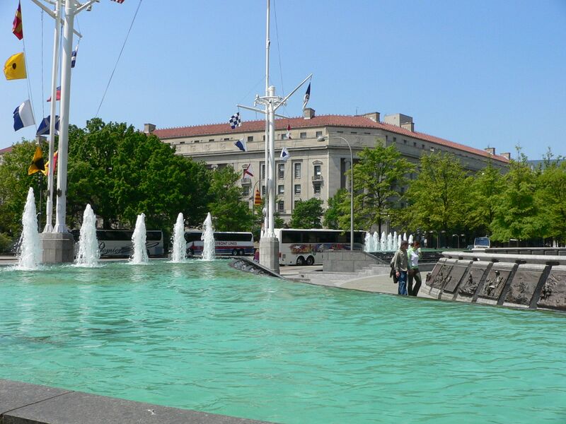 ملف:US Navy memorial3.jpg