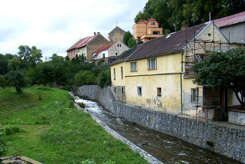 ملف:Tismenický potok-pod hradbami města.JPG