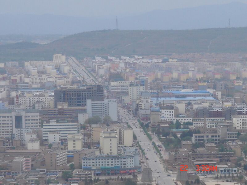 ملف:固原市区东山俯瞰长焦.jpg