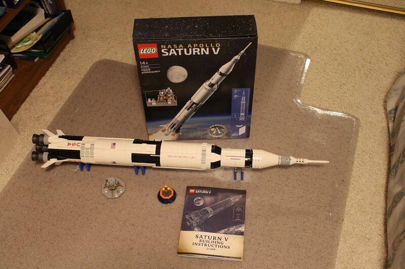 ملف:Lego Saturn V rocket.jpg