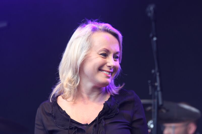 ملف:Louise Hoffsten live 2.JPG