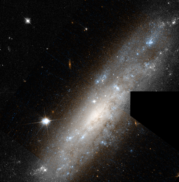 ملف:NGC 1003 -HST09042 15-R814GB435.png