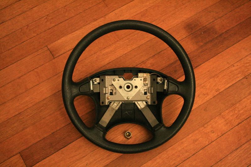 ملف:2008-04-04 Geo Storm steering wheel.jpg