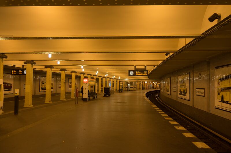ملف:Bahnsteig Klosterstraße U-Bahn-Berlin 1.jpg