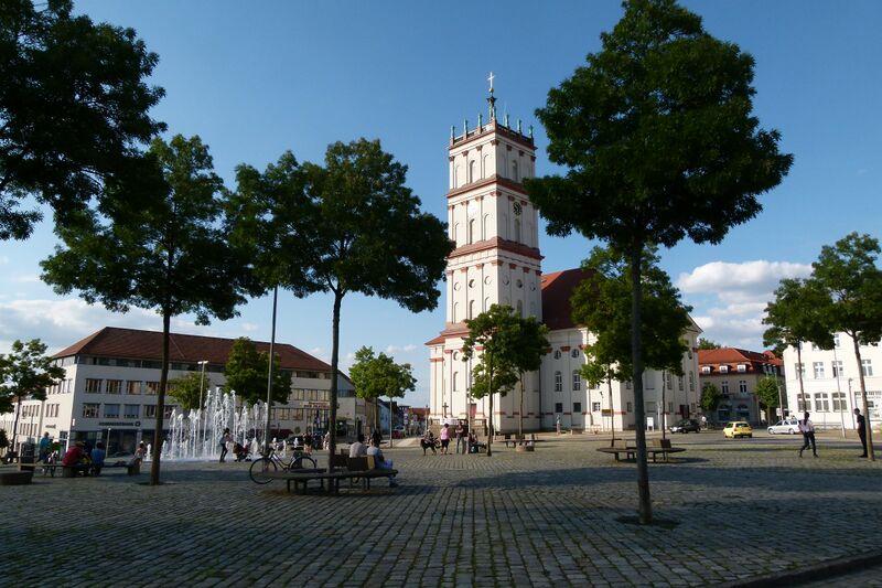ملف:Neustrelitz-Marktplatz mit Stadtkirche.jpg