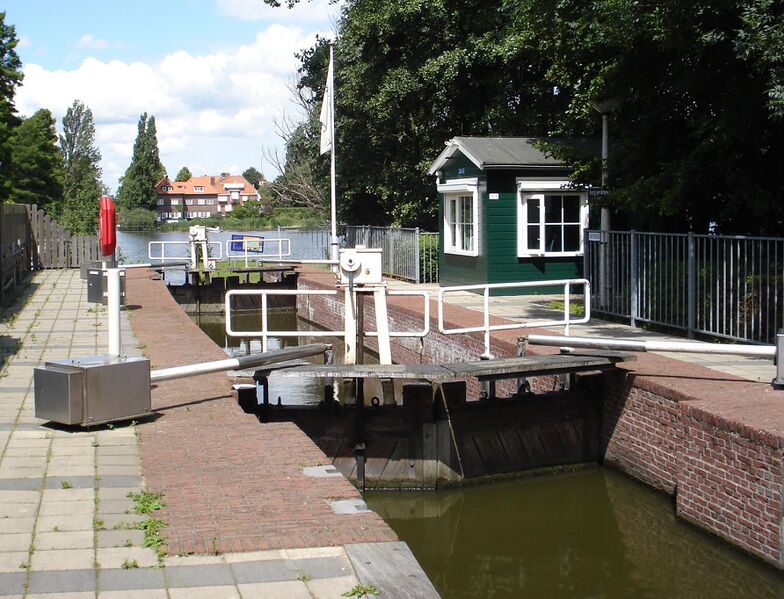 ملف:Rotterdam rechterrottekade sluis.jpg