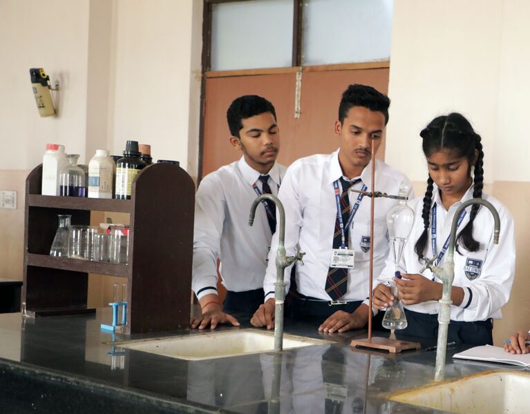 ملف:Baldwin Academy Chemistry Lab.jpg