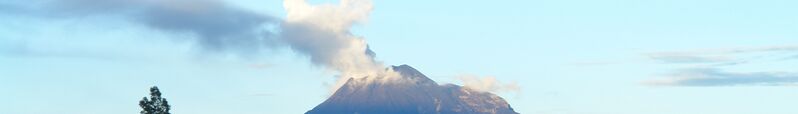 ملف:Riobamba banner Tungurahua volcano.jpg