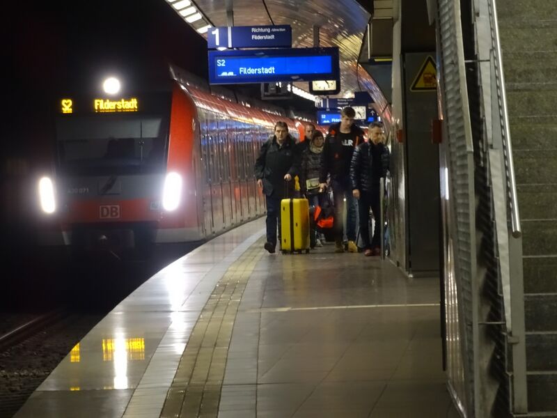 ملف:Station Flughafen+Messe Stuttgart 25.jpg