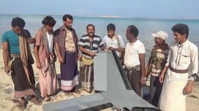 لقطة من فيديو أذاعه أنصار الله (الحوثيون) في 31 ديسمبر 2019 يظهر فيه رجال من الحوثيين يحيطون بحطام طائرة مسيرة من طراز ڤستل قرةيل كانت تشغـِّلها القوات المسلحة السعودية.[3]