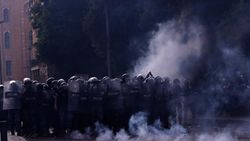 الشرطة اللبنانية تطلق الغاز المسيل للدموع أثناء مظاهرات بيروت، 6 يونيو 2020.