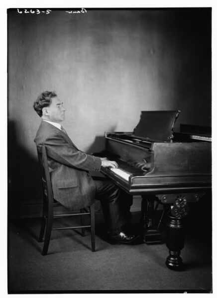 ملف:Bauer at piano LCCN2014717716.jpg