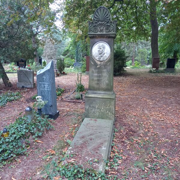 ملف:Grab August Scherl.jpg