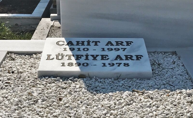 ملف:Gravestone of Cahit Arf.jpg