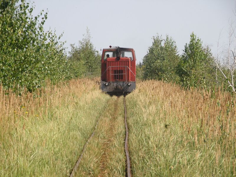 ملف:Mezinovsky peat mines, railway.JPG