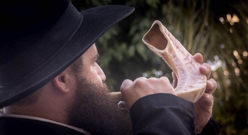 ملف:Shofar in Rosh Hashanah.jpg