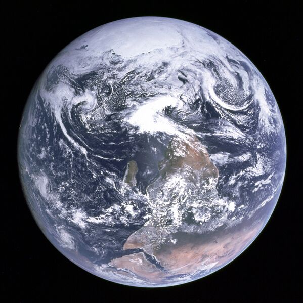 ملف:Apollo17WorldReversed.jpg
