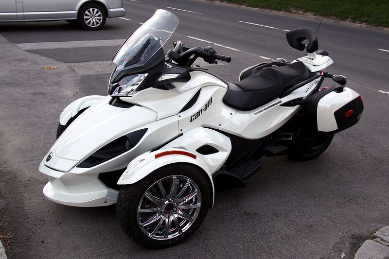 ملف:Can-Am Spyder ST (01).jpg