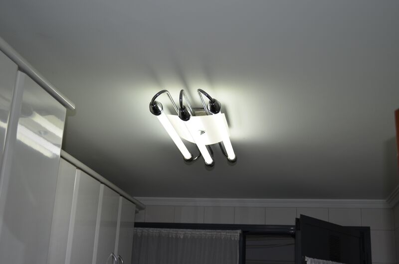 ملف:Lámpara de cocina encendida.JPG